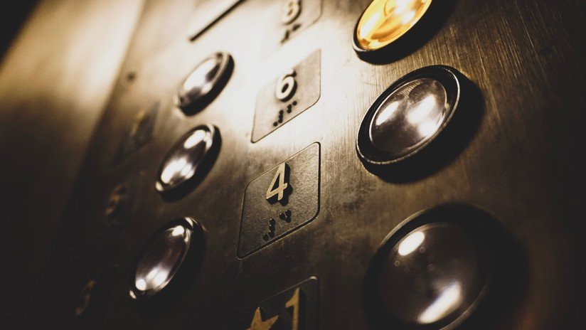 VIDEO: El agónico rescate de un bebé a punto de ser aplastado por un elevador defectuoso