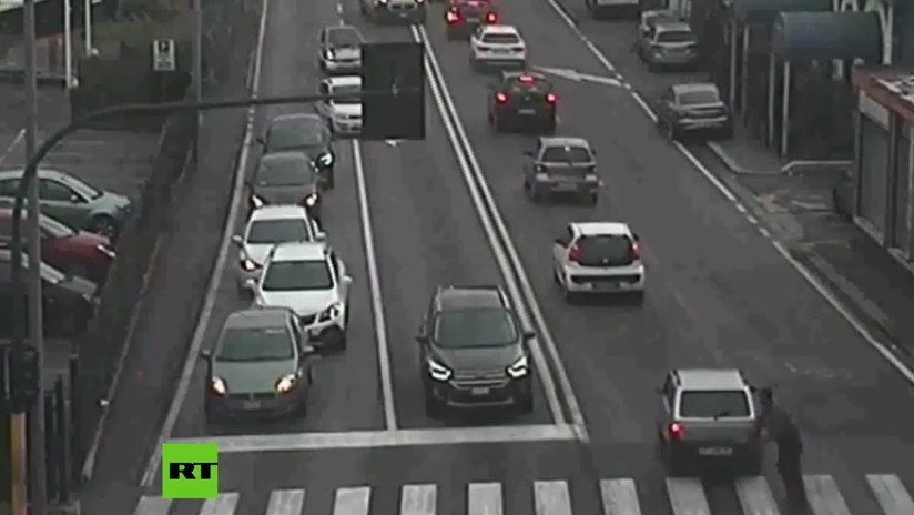 VIDEO: Un peatón simula un accidente de tránsito pero cámaras de seguridad lo desenmascaran