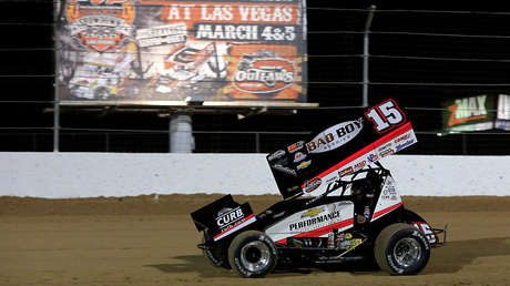 VIDEO: Auto da varias vueltas de campana y su piloto sale a pelear con el presunto culpable del accidente