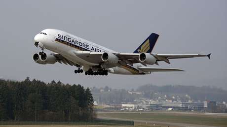 Compra un billete de avión solo para despedirse de su esposa en el aeropuerto y ahora podría ir a la cárcel