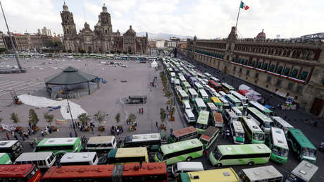 Transportistas bloquean avenidas en Ciudad de México para exigir alza en la tarifa del servicio