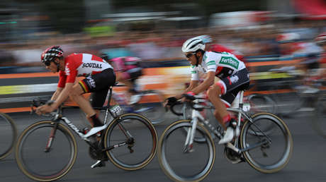 El helicóptero de la Vuelta a España descubre una plantación ilegal de marihuana en una azotea (VIDEO)