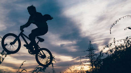 VIDEO: Un hombre cae al agua con su bicicleta mientras se grababa un reportaje y se convierte en "metafora del Brexit"
