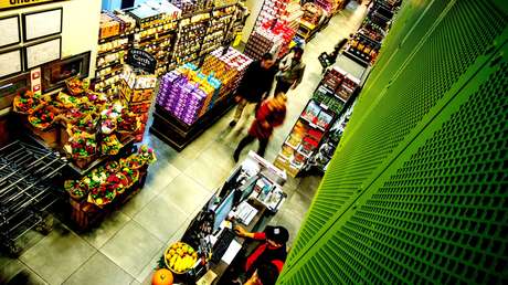 Brasil: Guardias graban a un sintecho desnudo de 17 años mientras le azotan por robar chocolates (VIDEO)