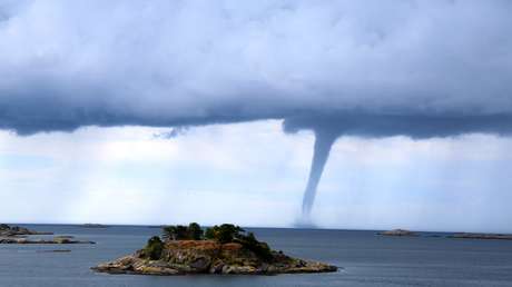 "Toda una belleza de la naturaleza": Captan una espectacular tromba marina en México (VIDEOS)