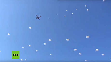 VIDEO: Más de 200 paracaidistas militares rusos ensayan un masivo desembarco aéreo