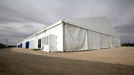 VIDEO, FOTOS: Congresista republicano bebe un trago de agua del baño de un centro de detención de migrantes y asegura que estaba "bastante buena"