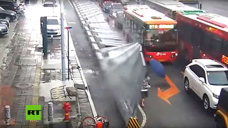 VIDEO: Una valla derribada por el viento cae encima de varios peatones