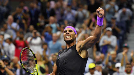 VIDEO: Rafael Nadal sorprende a un comentarista lanzándole un pelotazo tras aceptar un reto