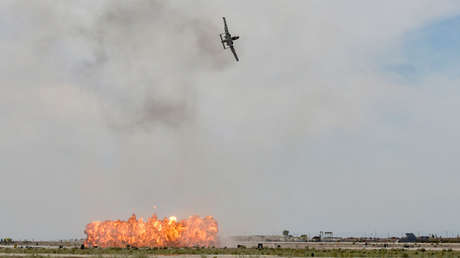 Un avión militar estadounidense lanza un misil de fósforo blanco en una zona desierta de Arizona