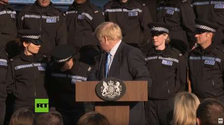 Internautas ponen a Obama como ejemplo frente a un Johnson que ni se inmuta cuando una mujer policía se desvanece tras él