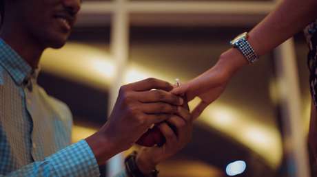 'Amor ciego': Se fotografía un mes con el anillo de compromiso cerca de su novia sin que ella se lo vea