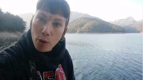 "La caña de pescar es un arma de matar": La vegana de las "gallinas violadas" arremete contra el especismo