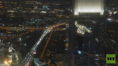 VIDEO: Adictos a la adrenalina caminan por la cuerda floja entre rascacielos de Moscú