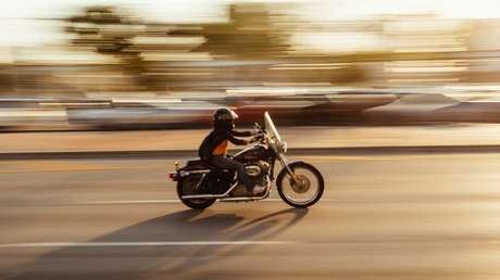 VIDEO: El karma instantáneo le devuelve el golpe a un motociclista que pateó el espejo de un auto