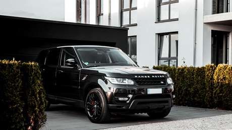 FOTO: Ladrones de coches 'dejan en los huesos' un lujoso Range Rover junto a la casa del propietario