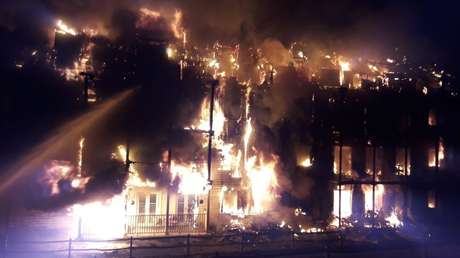 VIDEOS, FOTO: Un voraz incendio arrasa un edificio residencial en el Reino Unido mientras decenas de bomberos intentan controlar las llamas