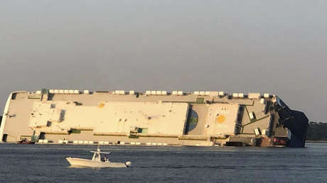 VIDEO: Un enorme buque de carga naufraga en EE.UU.