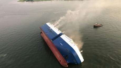 VIDEO, FOTOS: Taladran un agujero en el casco de un buque de carga naufragado en EE.UU. y rescatan a todos los tripulantes