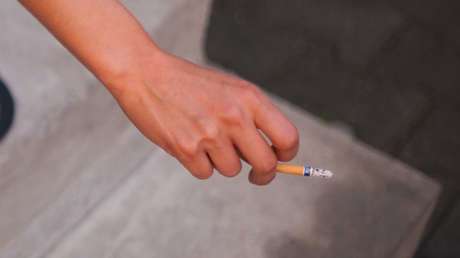 VIDEO: Se viraliza un 'niño' que fuma en un estadio turco pero resulta no ser lo que parecía