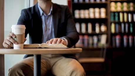 Una empleada de un Starbucks de Dubái encuentra una bolsa con 53.000 dólares y la devuelve