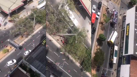 VIDEOS: Hinchas de un mismo equipo de fútbol colombiano protagonizan una violenta pelea con machetes en la vía pública