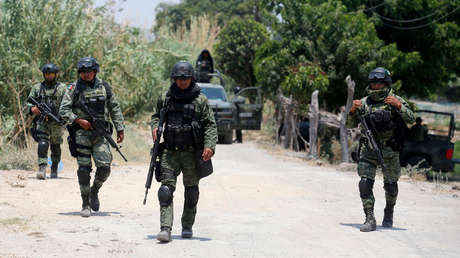 VIDEOS: Militares y civiles se enfrentan con palos, piedras y tiros al aire en México