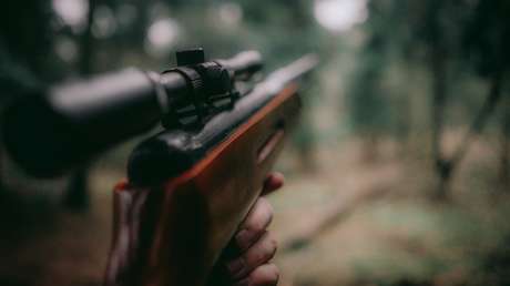 "Pondré a tu bebé en una licuadora": amenazan de muerte a una madre por cazar animales salvajes y publicarlos en Instagram