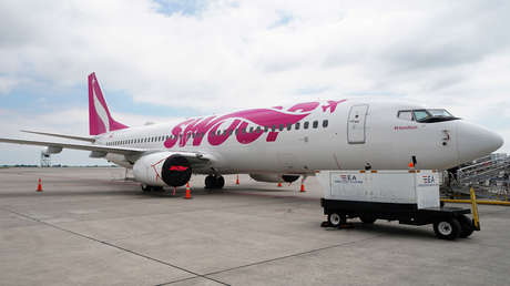 VIDEO: Pasajeros captan las llamas que expulsa el motor de su Boeing tras chocar con unas aves