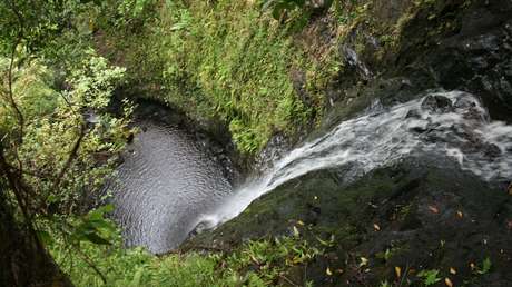 VIDEO: Una mujer graba con una GoPro su aparatosa caída de una cascada en Hawái