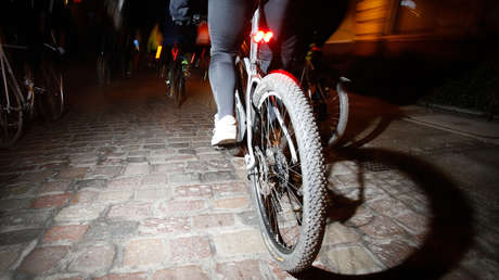 VIDEO: Un asaltante en bicicleta arranca el celular de la mano de una turista que transmitía en vivo en Sao Paulo
