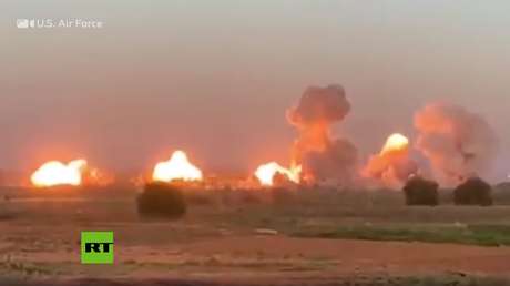 Fotos satelitales muestran el antes y después de la isla "infestada por el EI" asolada por 36 toneladas de bombas lanzadas por EE.UU.