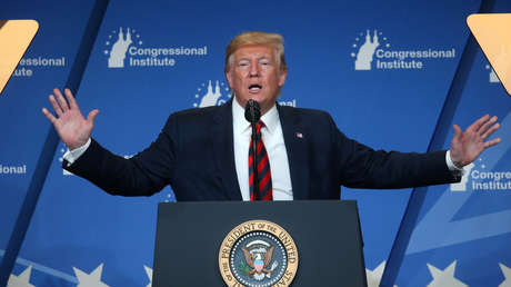 Trump: "Siempre me veo naranja y ustedes también, y todo es por las bombillas de bajo consumo"