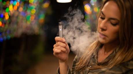 Vapeo 'de segunda mano': científicos advierten del riesgo de los cigarrillos electrónicos para los fumadores pasivos