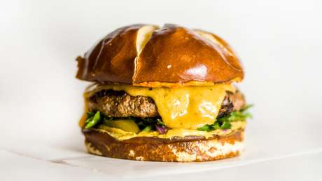 Muere el día de su 18 cumpleaños luego que le sirvieran una hamburguesa con lácteos pese a que había advertido que era alérgico