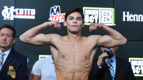 Un boxeador se burla de su rival por no aparecer en el pesaje, sin saber que lo habían arrestado