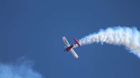 VIDEO: Un hombre se salva por pelos de ser arrasado por una avioneta caída en EE.UU.