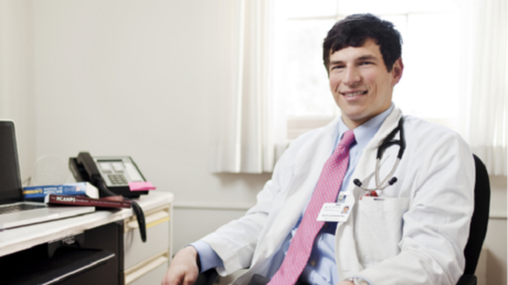 Cinco veces al borde de la muerte impulsaron a un estudiante de medicina a buscar un tratamiento que le salvó la vida