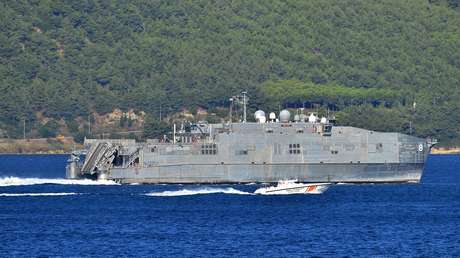 La Armada rusa acompaña al catamarán militar de EE.UU. que entró en el mar Negro