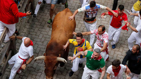 Un toro enfurecido cornea y arrastra por metros a un joven durante fiesta taurina en España (VIDEO, FOTOS)