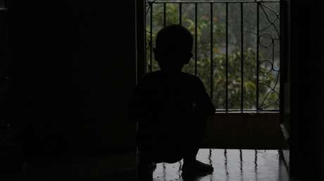 VIDEO: Un niño de tres años sale por la ventana y se sube al aparato de aire acondicionado de un edificio