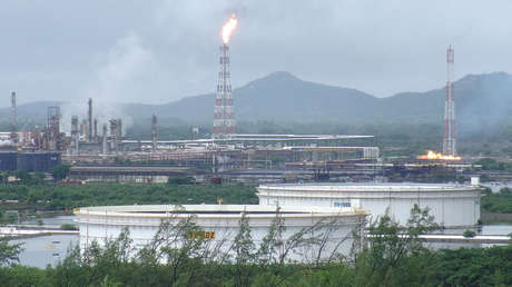 VIDEO: Reportan incendio por explosión en refinería de la mexicana Pemex en Oaxaca
