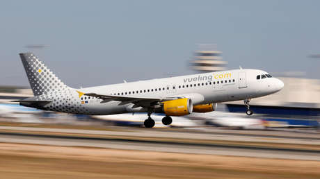 Pasajeros evacúan un avión en Barcelona en medio de un caos por humo en la cabina (VIDEOS)