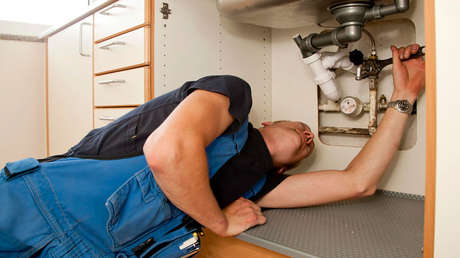 Un fontanero casi se declara en bancarrota tras no cobrar a más 3.000 ancianos con pocos recursos