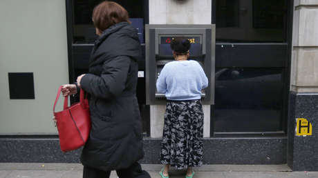 VIDEO: Una anciana de 81 años hace frente a una mujer que trataba de robarle en un cajero automático