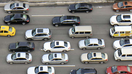 VIDEO: En Rusia una mujer galopa a camello para evitar los atascos en las horas pico