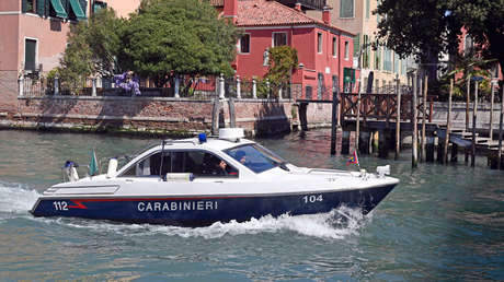 Multan con 3.200 dólares a dos turistas que nadaban desnudos en un canal de Venecia