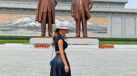 Brasileña se arriesga a ser arrestada en Corea del Norte al posar desnuda en su hotel y hacerse una selfi con una gorra de soldado