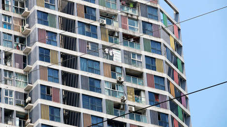 VIDEO: Un 'Spiderman' chino en ropa interior escala un rascacielos mientras habla por teléfono