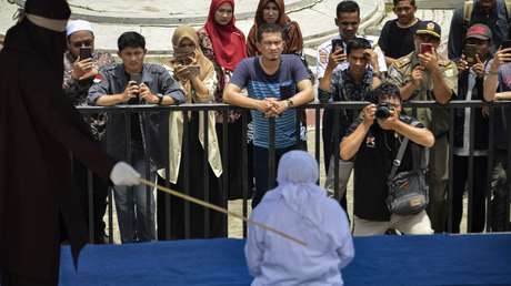 Una mujer se desmaya tras ser azotada públicamente junto a otras cinco personas en Indonesia